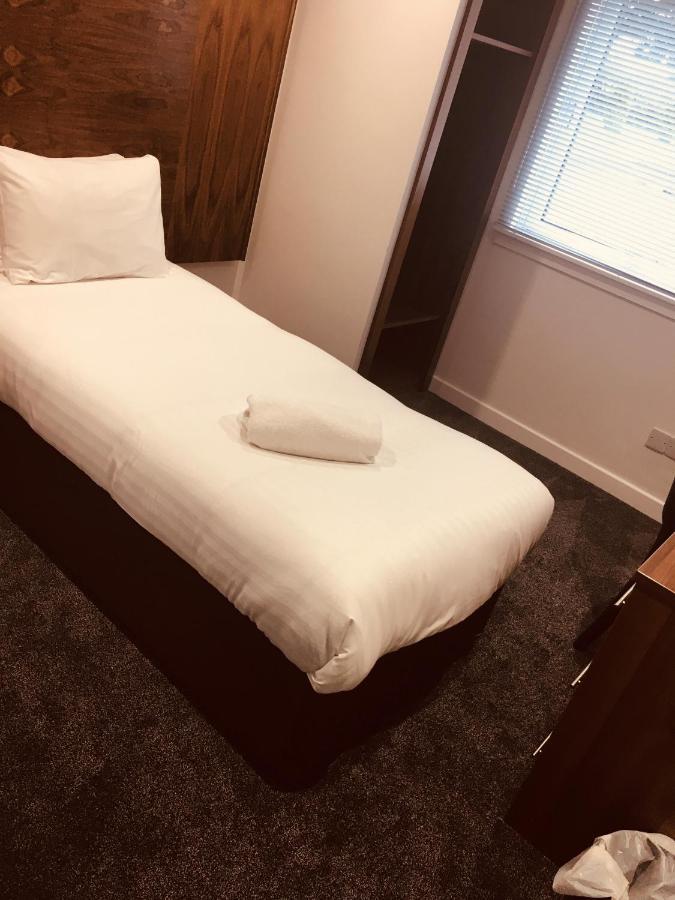 Cairn Hotel Bathgate Bagian luar foto