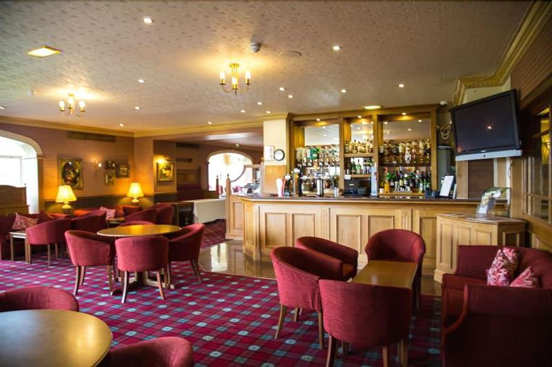 Cairn Hotel Bathgate Bagian luar foto